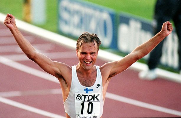 Se on siinä! Valentin Kononen tuulettaa viidenkympin maailmanmestarina Göteborgissa 1995. 