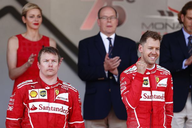 Kimi Räikkönen joutui usein avittamaan Sebastian Vetteliä miesten Ferrari-vuosina.