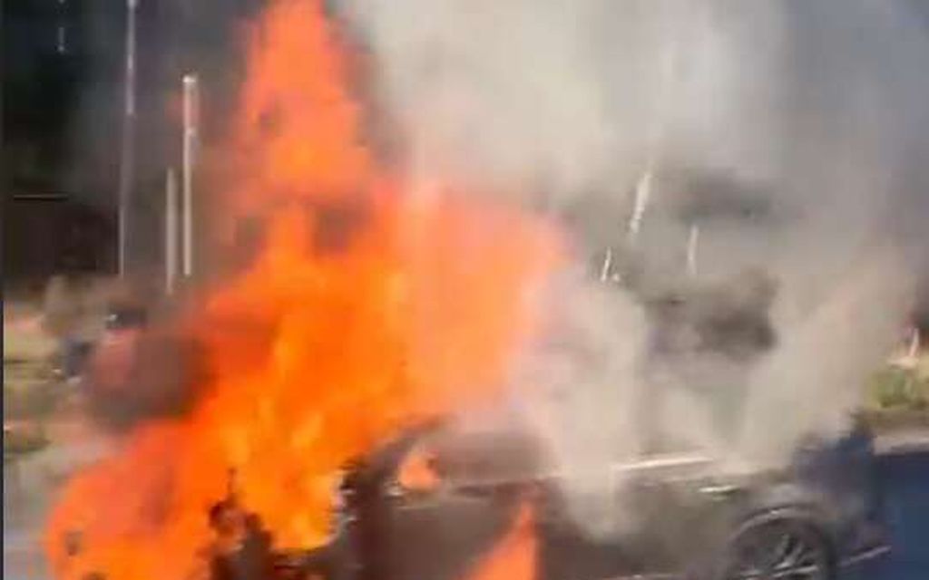 Video: Auto ilmiliekeissä Porintiellä