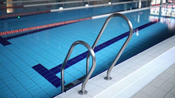 Kuortaneen urheiluopiston uimahallissa tapahtunut myrkyllisen kaasun leviäminen sai alkunsa hallin teknisistä tiloista. (Kuvituskuva.)