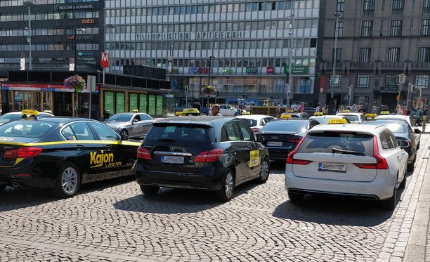 Kesällä voimaan tullut uusi taksilaki vapautti kyytien hinnat kokonaan. Nyt kuljettaja saa vapaasti hinnoitella matkan, mutta yli sadan euron maksusta on ilmoitettava etukäteen.