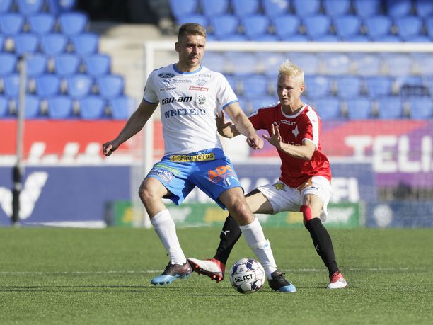RoPS-tähti Aleksandr Kokko (vas.) ja HIFK:n Riku Selander taistelivat viime kaudella pallosta.