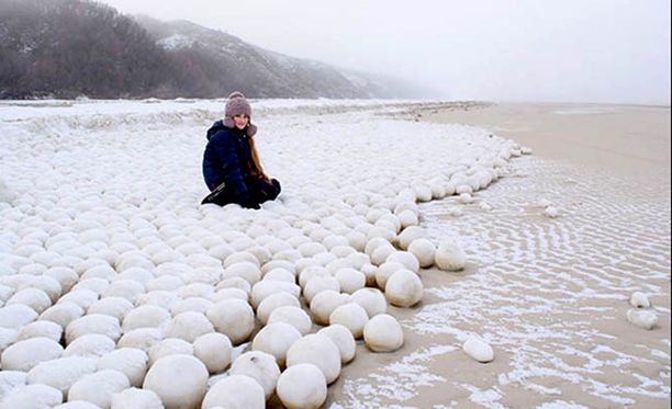 Uimarannalle ilmestyi tuhansia suuria lumipalloja lähellä Nydan kaupunkia Obinlahdella Siperiassa.