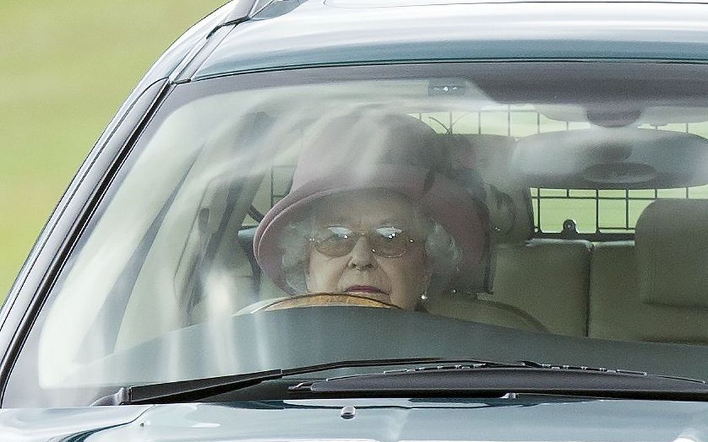 Kuningatar Elisabetin vanha Jaguar myynnissä