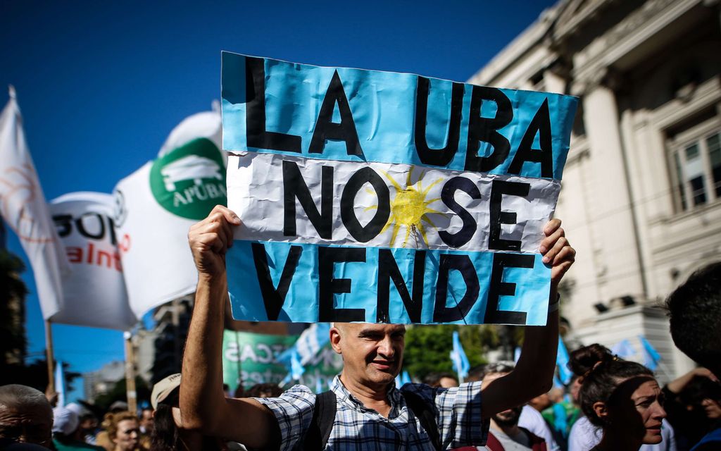 Argentii­nalaisilla meni kuppi nurin: Sadat tuhannet valtasivat kadut presidentti Milein leikkauksia vastaan