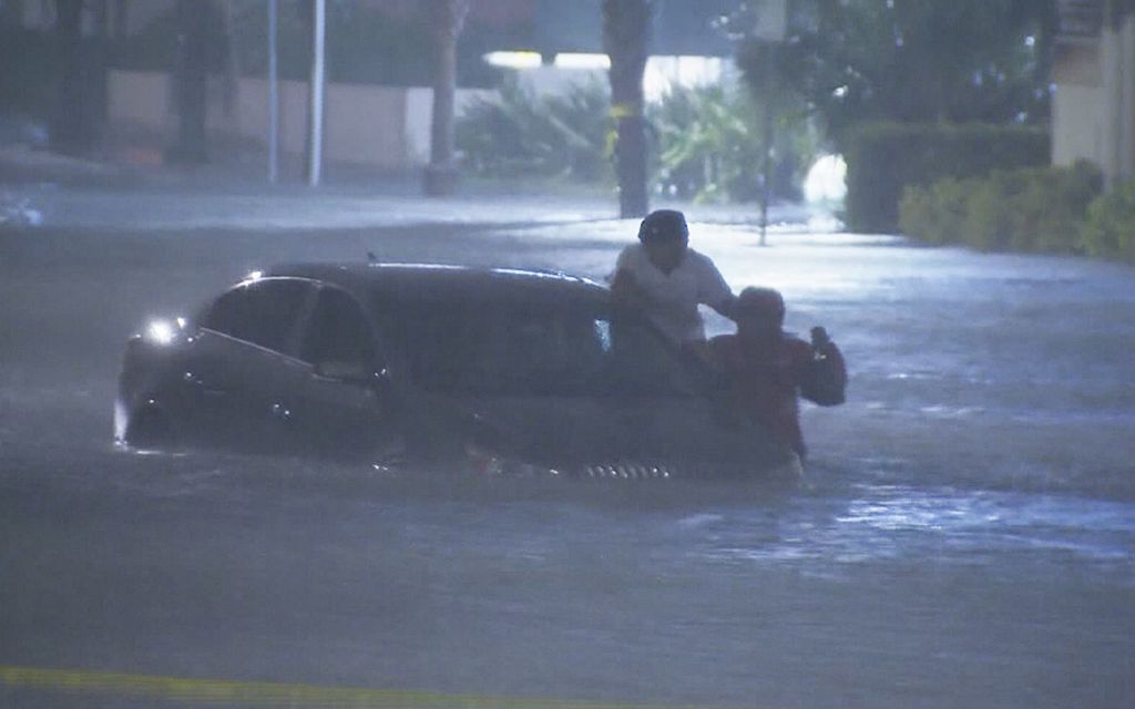 Video: Toimittajan sankariteko kesken lähetyksen – pelasti naisen tulvan keskeltä Floridassa