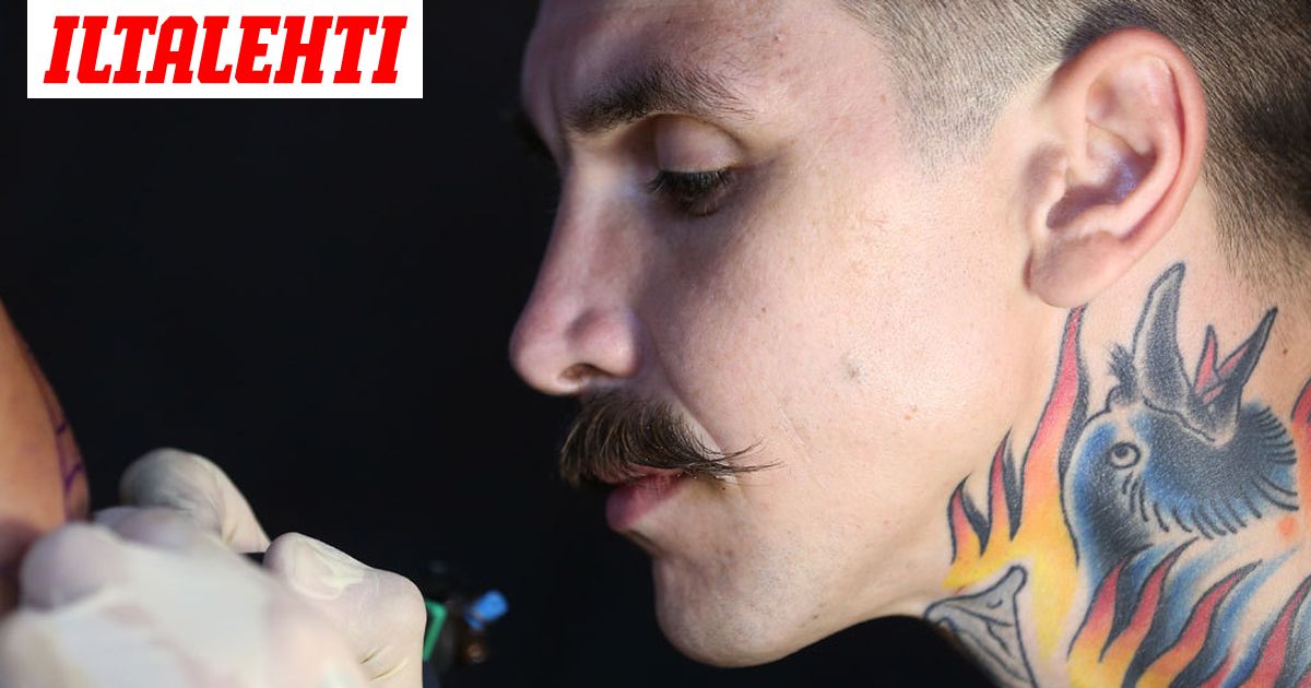 Nainen Antoi Tuntemattomien Valita Itselleen Tatuoinnin Katso Video Lopputuloksesta
