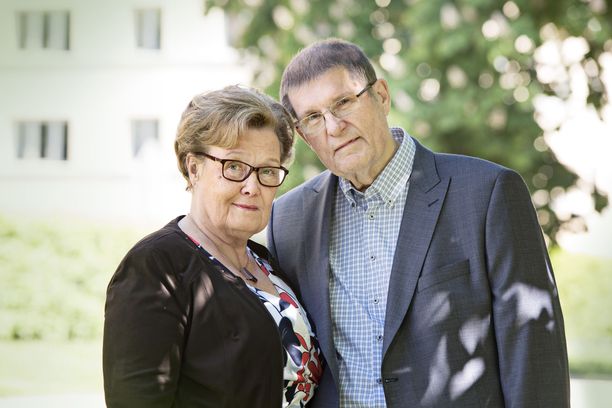 Hanna-Riikka-tyttärensä kesällä menettäneet Eva-Riitta ja Matti Siitonen poseerasivat Iltalehdelle vuonna 2017.