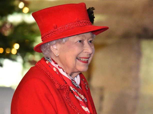 Kuningatar Elisabet säkenöi joulunpunaisessa asussaan saatuaan perheensä Windsoriin.