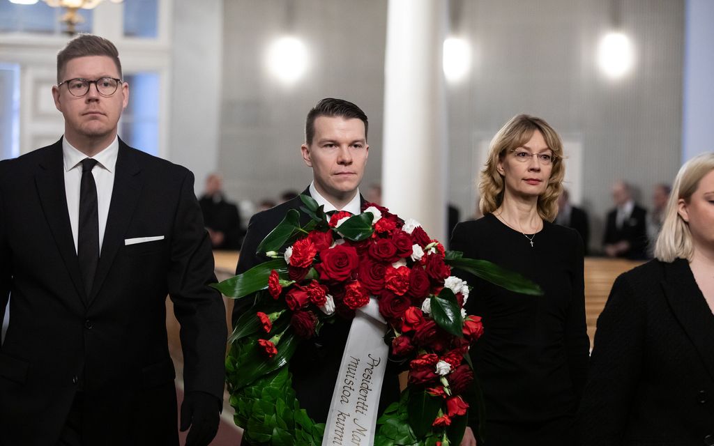 Ahtisaaren hautajaisissa pidettiin käsineitä sisällä – Tässä syy