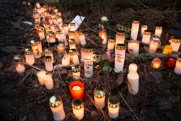 Yliajopaikalle Vantaan Matariin oli kertynyt tiistaina jo paljon kynttilöitä ja kortteja, joissa muistetaan menehtynyttä lasta.