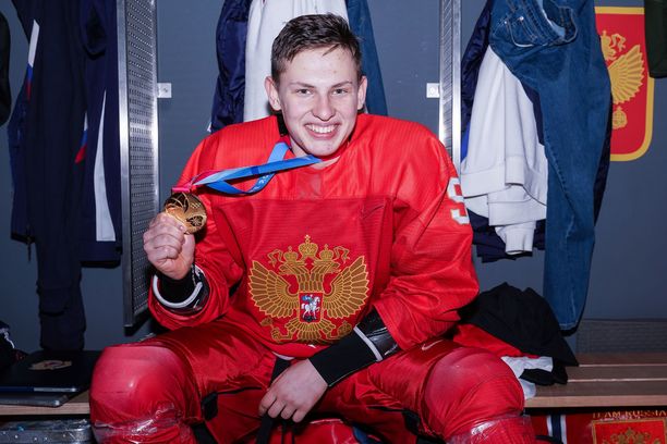 Matvei Mitshkov juhli tammikuussa 2020, kun Venäjä voitti Sveitsissä järjestettyjen nuorten talviolympialaisten jääkiekkoturnauksen.
