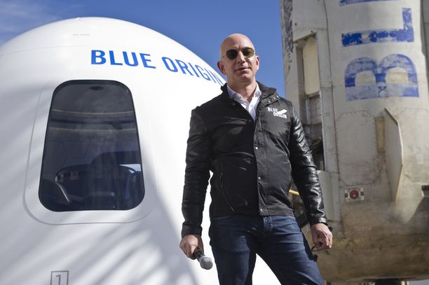Jeff Bezos lentää tänään perustamansa Blue Origin -yhtiön raketilla avaruuteen.