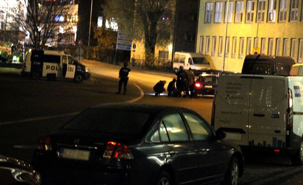 Asemies aiheutti Pitäjänmäen vastaanottokeskuksen edessä ison poliisioperaation.