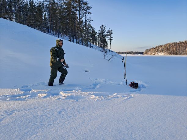 Metsähallituksen suojelubiologi Jouni Koskela katsastaa saimaannorppien pesimäalueita. Talvi on norpille hyvä. 