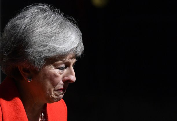 Theresa May yritti lukuisia kertoja hyväksyttää erosopimusta brittiparlamentilla, mutta touhu päättyi lopulta musertavaan eroon.