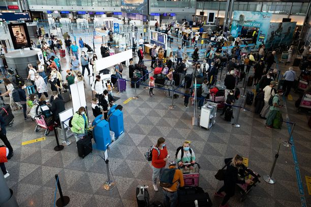 EU-maat sopivat perjantaina keskeyttävänsä lennot eteläisen Afrikan maista. Kuvituskuva Helsinki–Vantaan lentoasemalta.
