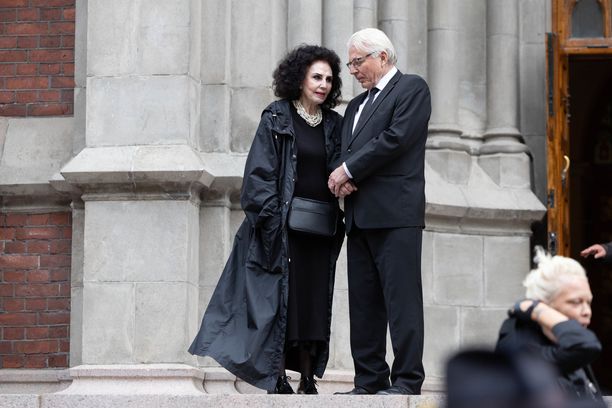 Lenita Airisto Tunsi Vesa Matti Loirin L sn olon Siunaustilaisuudessa