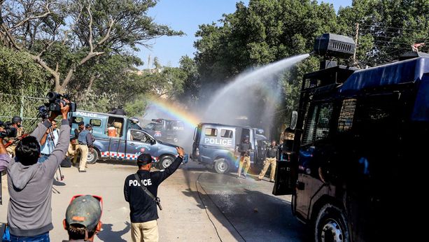 Poliisi esti vesitykin avulla mielenosoittajien pääsyn Ranskan konsulaatille Karachissa. 