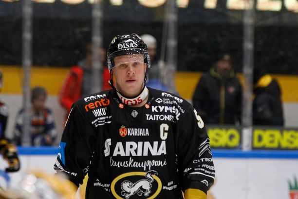 Lasse Kukkonen toimi usean kauden ajan Kärppien kapteenina. 
