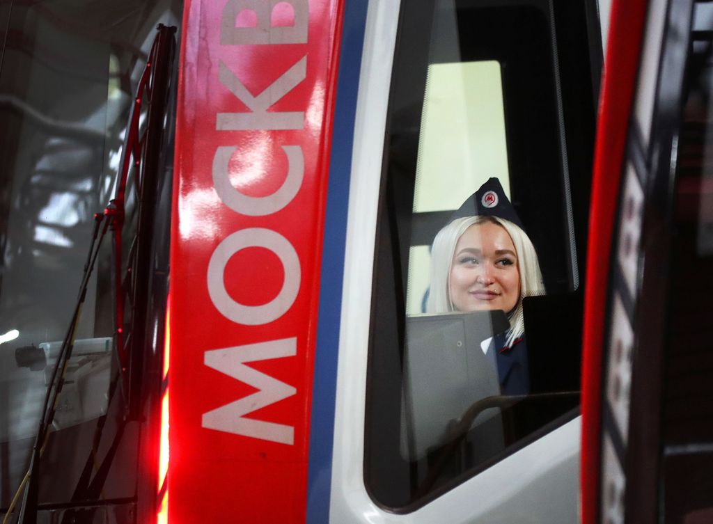 Naiset saavat nyt ajaa metroa, rekkaa ja junaa Venäjällä – sata ammattia yhä kiellettyjen listalla
