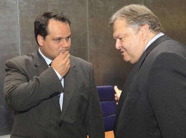 Jan Kees De Vager (vas.) pui Kreikan kriisiä maan talousministeri Evangelos Venizelosin kanssa.