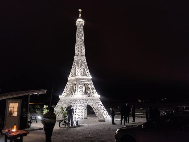 Pasi rakensi mailleen Eiffel-tornin