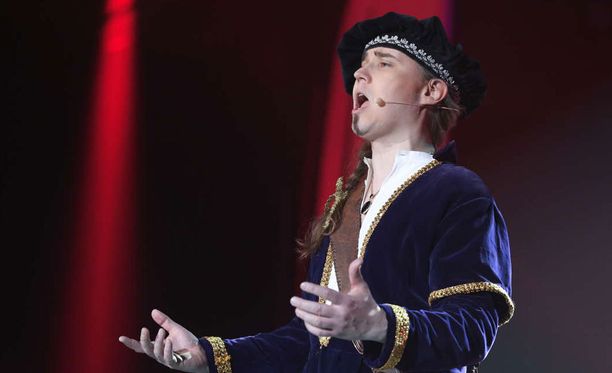 Tähtitenori Jarkko Ahola sai esityksellään kansan seisomaan