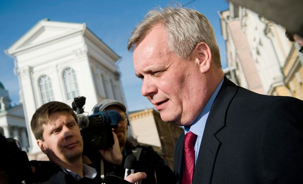 Valtiovarainministeri Antti Rinne (sd) kommentoi virkamiestensä leikkausehdotuksia torstaina.
