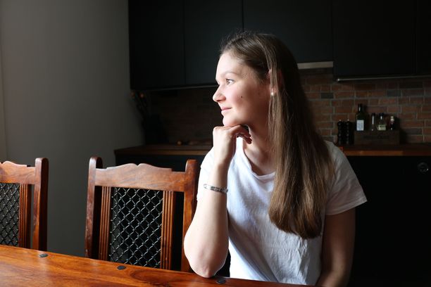 Laura Jouttunpää oli 21-vuotias, kun hän sairastui anoreksiaan. Sairaus varjosti myös kahden lapsen raskausaikaa. Vasta kolmas raskaus sujui ilman ongelmia. Nyt vaikeista ajoista on kolme vuotta.