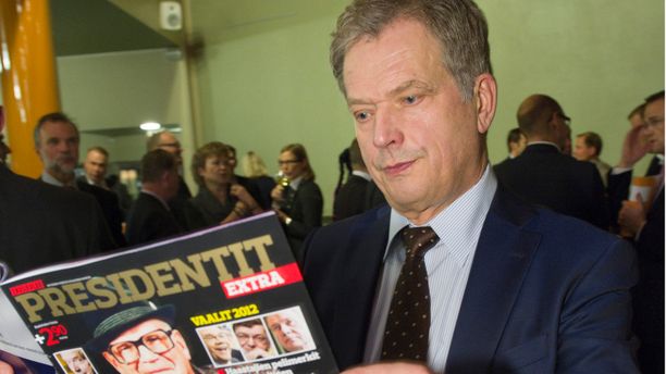 Sauli Niinistö tutustui vaalien alla Iltalehden Presidentit-lehteen vuonna 2011.