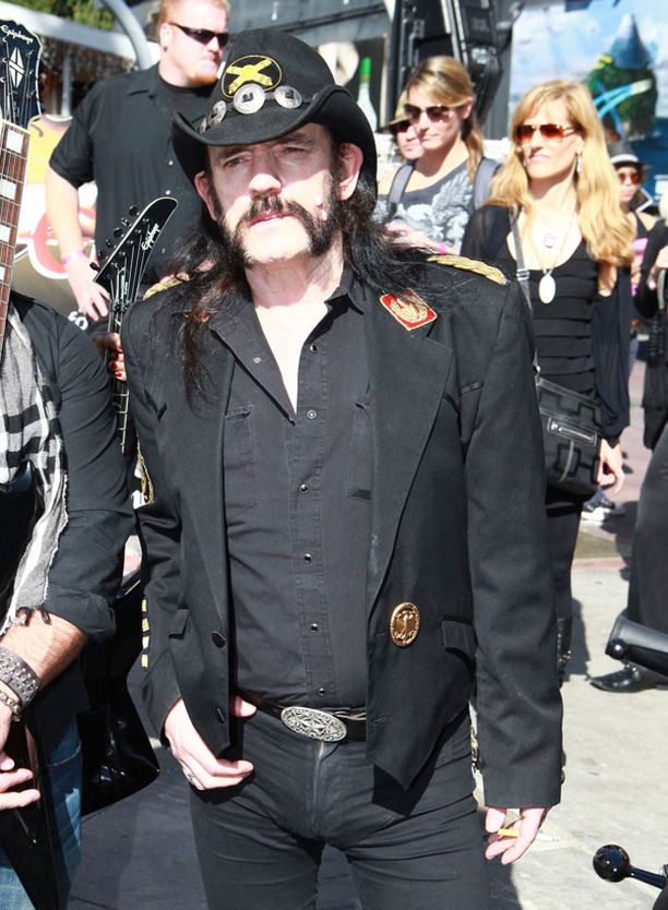 Naiset, päihteet ja rock kuuluvat olennaisena osana Lemmyn elämään.