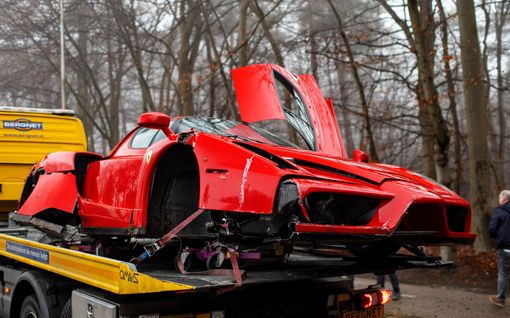 Autonasentaja ajoi asiakkaan 3 miljoonan euron Ferrarin romuksi Hollannissa – katso lohduttomat kuvat