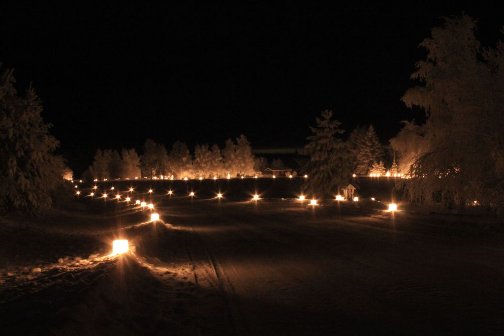 Taianomainen video: 1 300 jäälyhtyä valaisi pimeän kylän upeasti Kainuussa – 