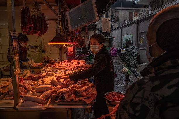 Koronapandemian alkupiste on Kiinan Wuhanissa, jossa ensimmäiset tartunnat havaittiin joulukuussa 2019. Epäselvää on, mistä ja miten virus kulkeutui kaupunkiin. 