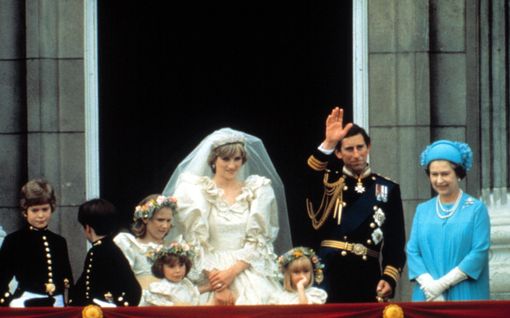 Prinsessa Dianaa muistetaan Elisabetin juhlalli­suuksissa: Kuuluisa tiara saa kunniapaikan