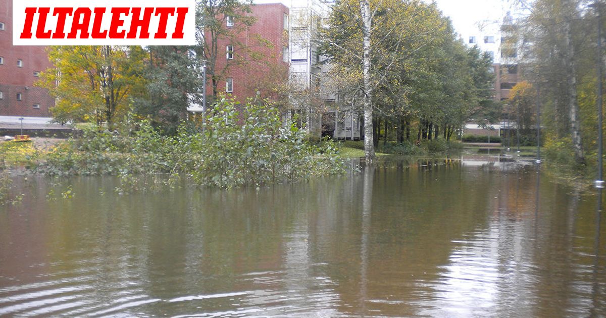 Vedenpaisumus yltyy Espoossa - Timo kuvasi ahdinkoon joutuneen asuinalueen: ”Vesi haittaa liikkumista”