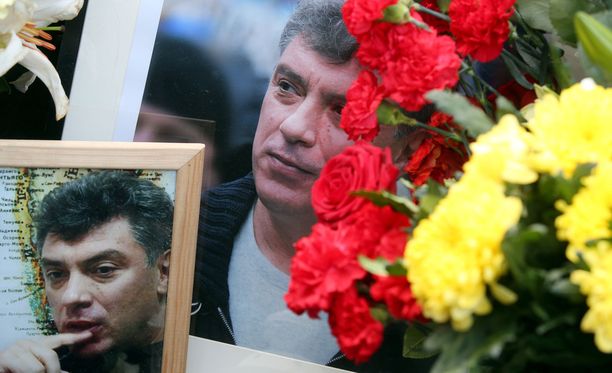 Kymmenet tuhannet ihmiset kerääntyivät marssille suremaan Boris Nemtsovia salamurhan jälkeen Moskovassa.