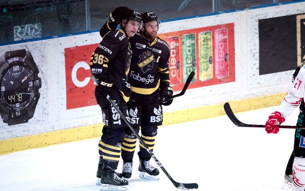 Anton Holm (vasemmalla) siirtyy AIK:sta TPS:n hyökkäykseen tulevaksi kaudeksi.