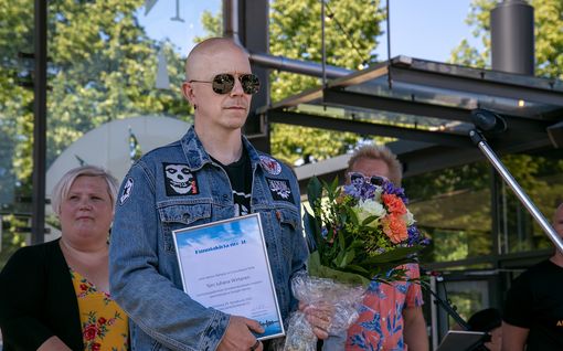 Toni Wirtaselle Juha Vainio -palkinto – tekstit syntyvät ensin ”remu­englanniksi”