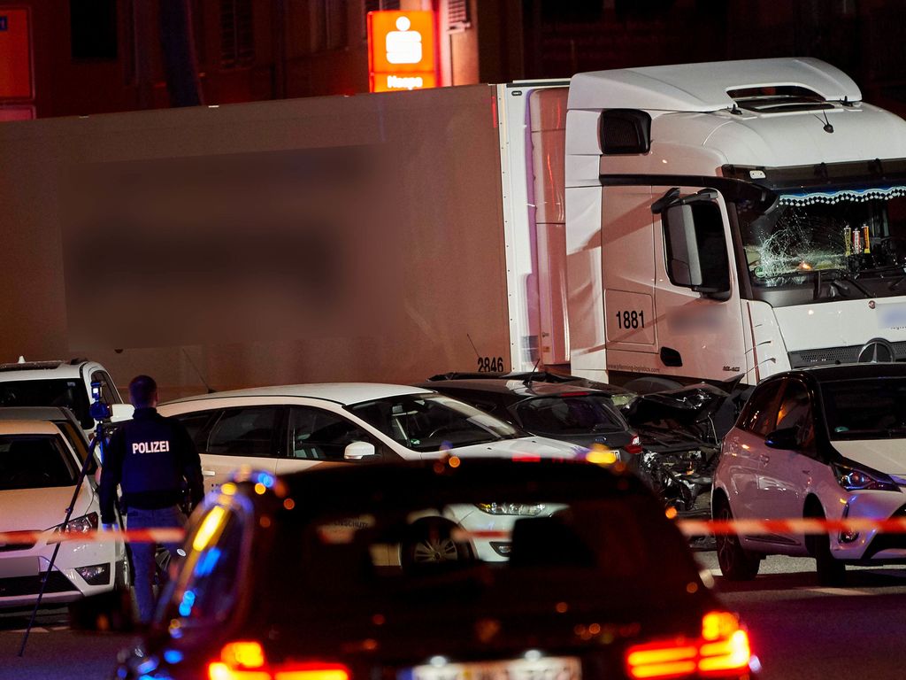 Mies ajoi varastetulla rekalla päin muita autoja Saksassa – useita loukkaantunut
