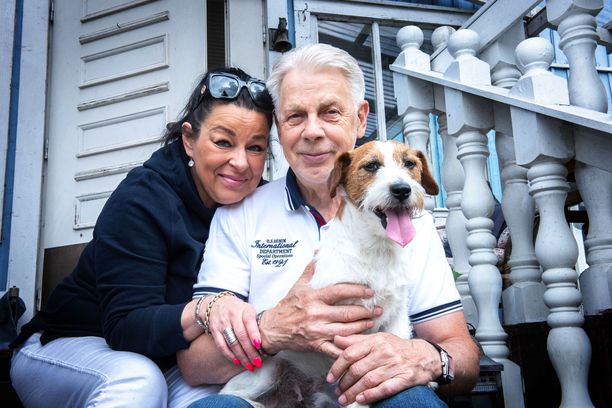 Kari Vepsä ja vaimo Maija ovat pitäneet yhtä lähes 20 vuoden ajan. Uusi perheenjäsen, Waltsu-koira, tuli taloon alkuvuodesta.