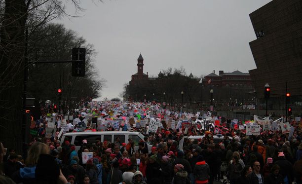 Washingtonissa naisten marssilla oli väkeä kaduilla enemmän kuin Donald Trumpin virkaanastujaisissa päivää aiemmin.