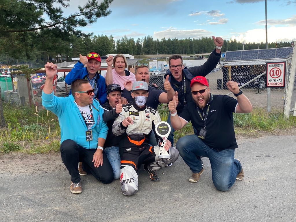 Rengasrikko pilasi Niclas Grönholmin kisan – lähes vuoden tauon pitänyt suomalaiskuski ajoi MM-osakilpailussa toiseksi: ”Ei se mua vituta”
