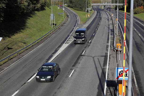 Tieliikenteestä kerätään vuosittain noin kahdeksan miljardia euroa veroja.
