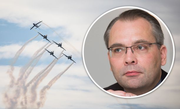 Puolustusministeri Jussi Niinistö haluaa Puolustusvoimilta selvityksen ilmavoimien sotkusta.