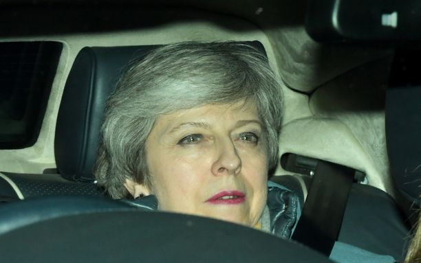 Kuvassa Theresa May poistumassa parlamentista kärsittyään tappion EU-erosopimusäänestyksessä 12.3.2019.