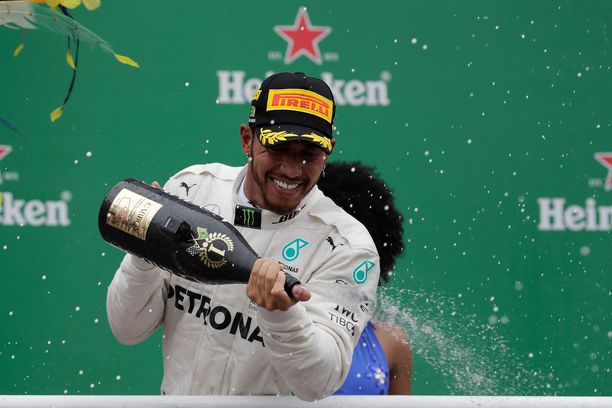 Lewis Hamilton juhli maailmanmestaruutta viime vuonna.