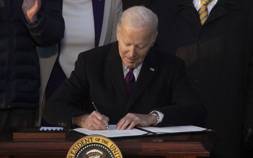Joe Biden allekirjoitti lain tasa-arvoisen avioliiton suojaamiseksi – juhlat käynnistyivät Lady Gagan tahtiin Valkoisessa talossa