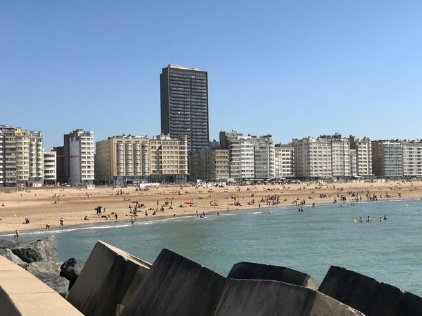 Belgialainen rannikkokaupunki Oostende on tunnettu nousuvedeltä suojaavista sulkujärjestelmistä ja hiekkarannoista. Paikka on varsinkin brittiläisten turistien suosiossa. Nyt sen suojeltuun vanhaan satamavarastoon suunnitellaan jättikokoista ilotaloa.